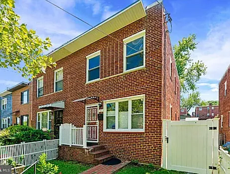 3 bed, 2.5 bath, 2840 sqft, $3,400 — Photo 2