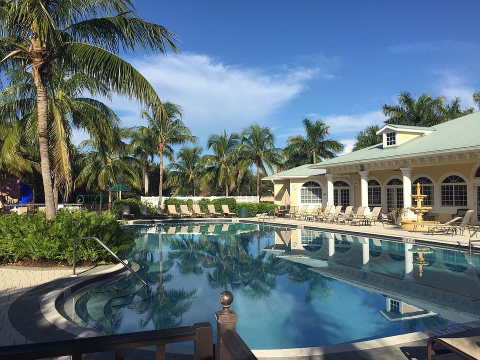 Pool & clubhouse