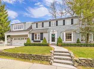 370 Country Club Ln, Grosse Pointe Farms, MI 48236