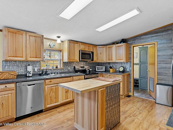 4th image of 748 Mackey Road