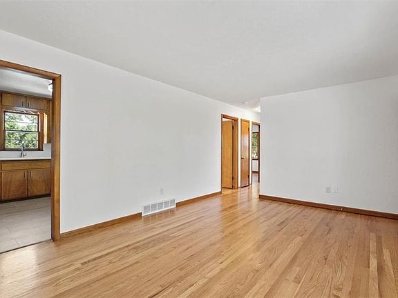 4th image of 4850 Wood Ave