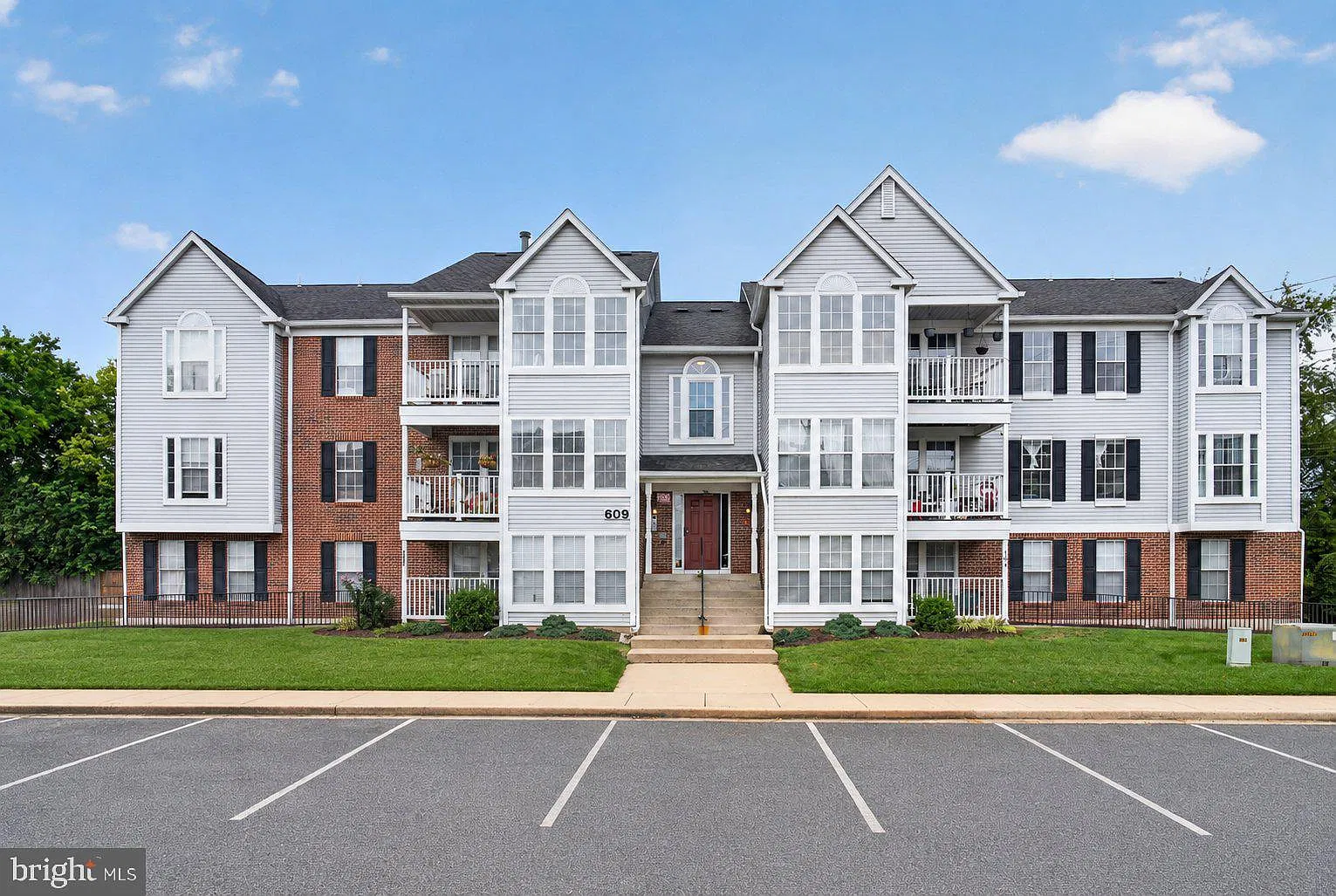 2 bed, 2.0 bath, 1074 sqft, $2,000 — Photo 2