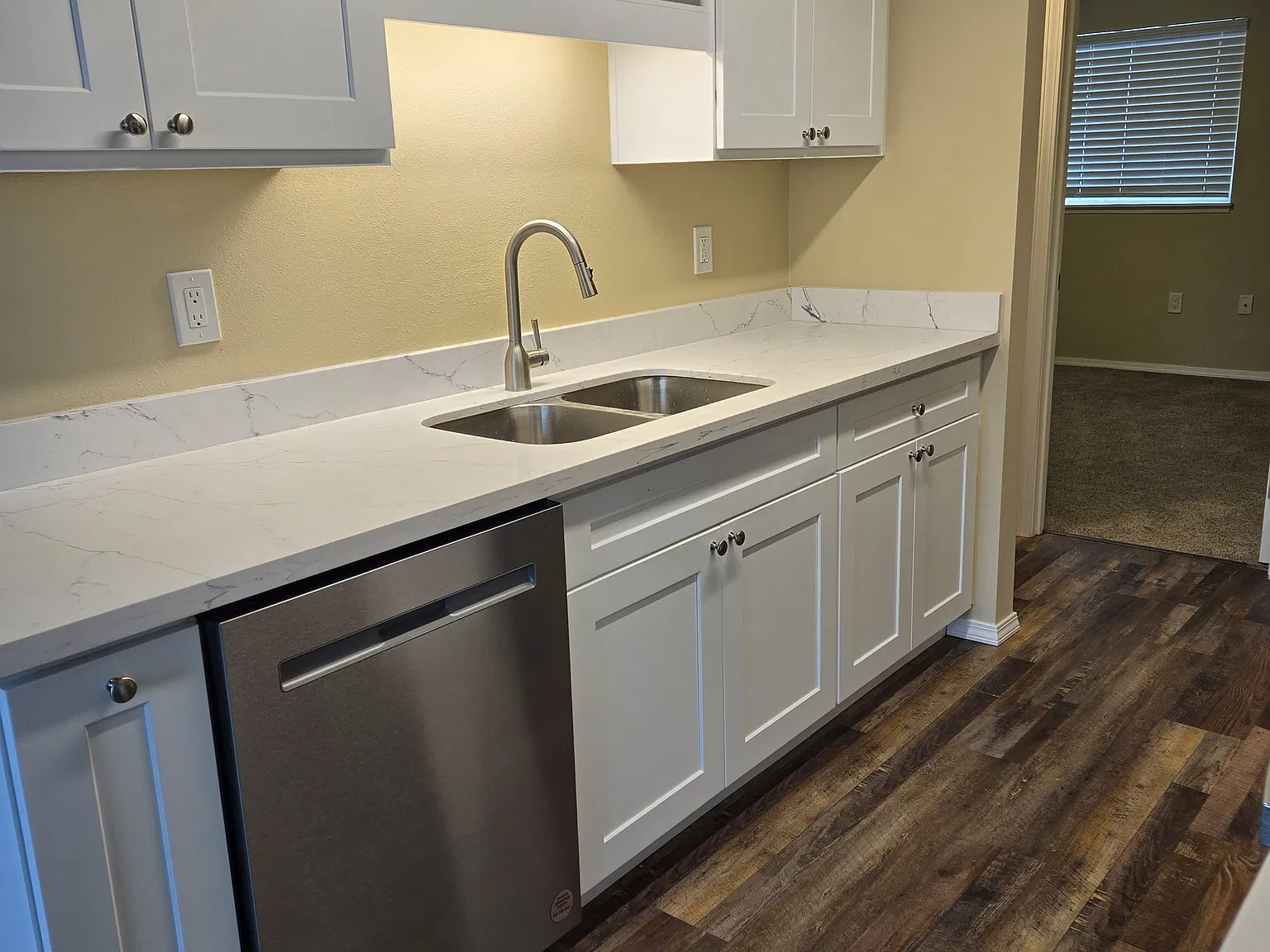 2 bed, 875 sqft, $2,400 — Photo 2