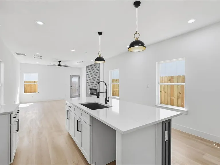 2532 Lowery St — Photo 7