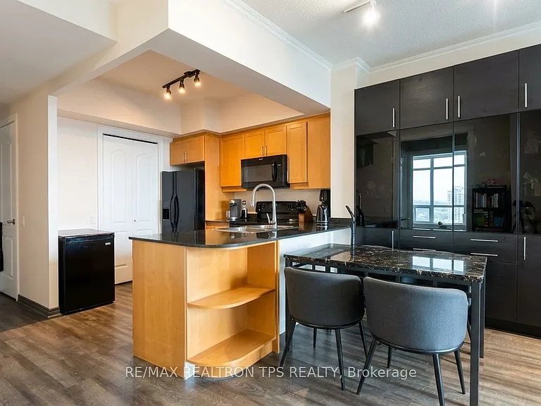 18 William Carson Cres #Penthouse 903 — Photo 4