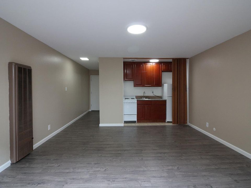 2nd image of 2220 Lake Rd #D3