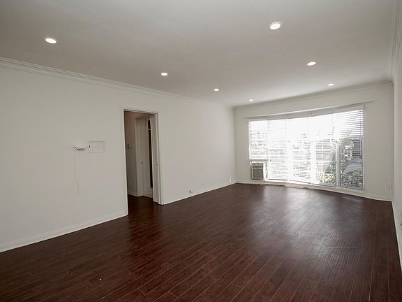 4th image of 9937 Robbins Dr APT 6