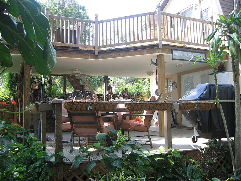 OWNERS BUNGELOW LARGE UPPER DECK OPENINGN FROM MASTER SUITE