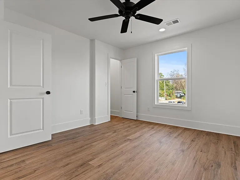 501 W Cheves St E — Photo 17