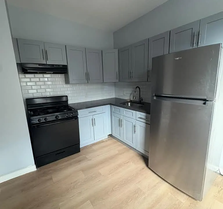 68 Garside St #401