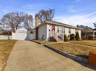 37 Tremont Rd, Lindenhurst, NY 11757