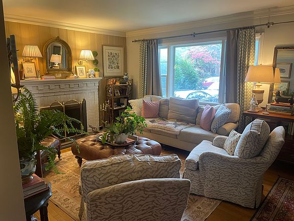 __ Bright & open living space
Perfect for relaxing or hosting friends and family.