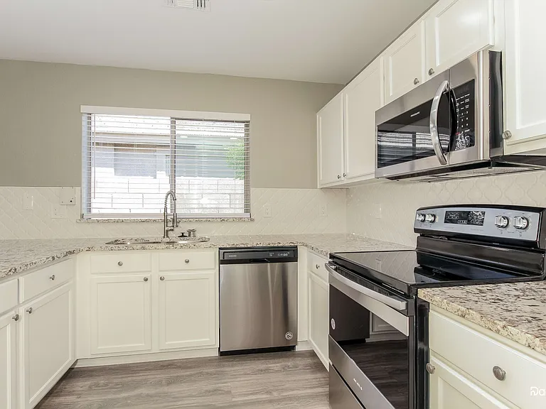 7005 S 31st Dr — Photo 3