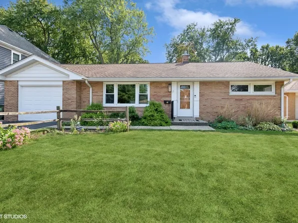 215 Monument Ave, Barrington, IL 60010