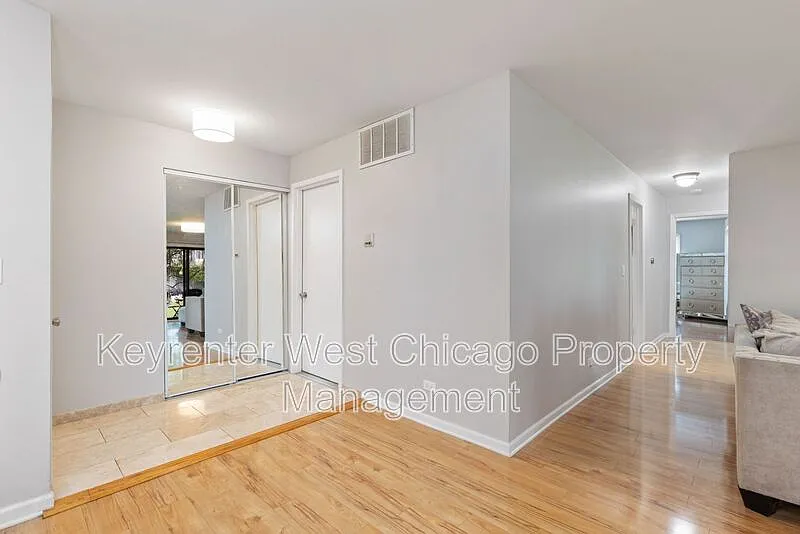 3 bed, 2.0 bath, 1300 sqft, $2,945 — Photo 2