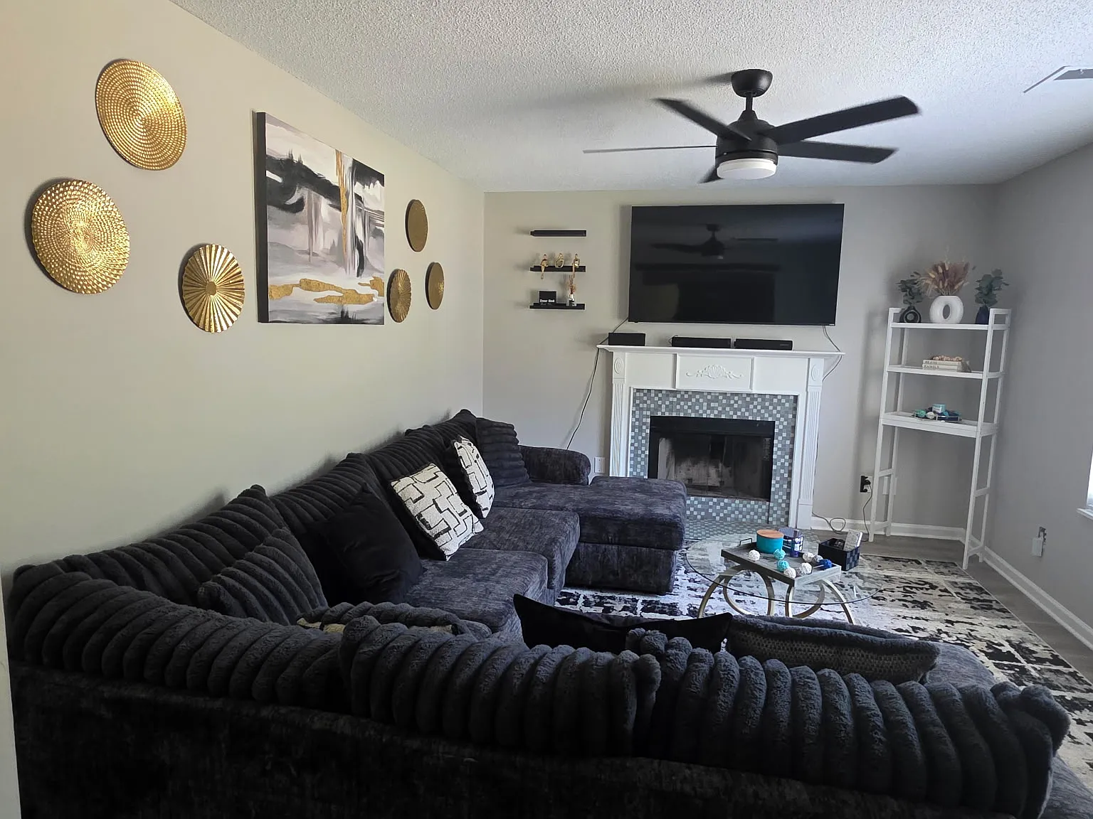 6 bed, 2.5 bath, 2230 sqft, $2,495 — Photo 2