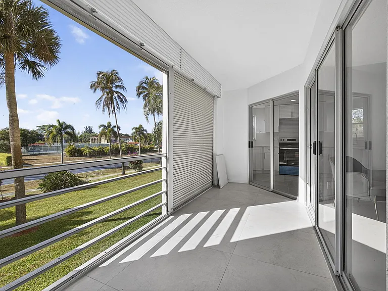 3590 Via Poinciana #202 — Photo 38
