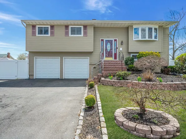 52 California Avenue, Bay Shore, NY 11706