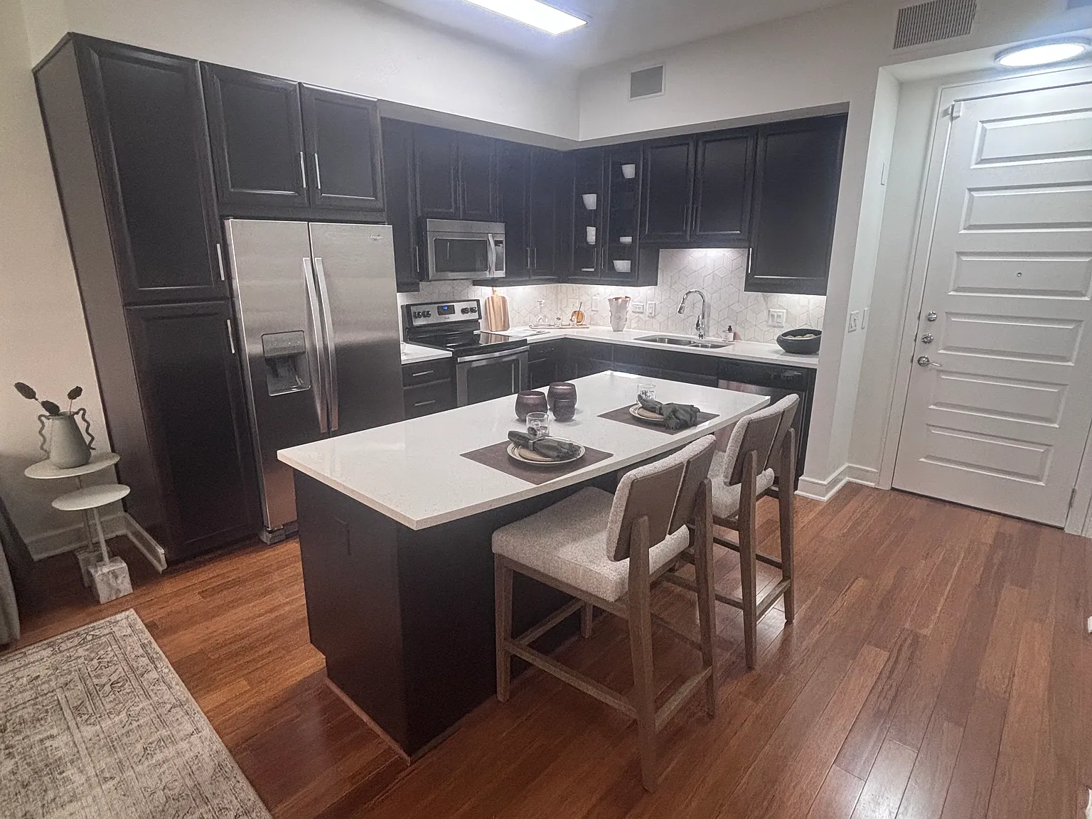 2 bed, 2.0 bath, 1300 sqft, $2,000 — Photo 2