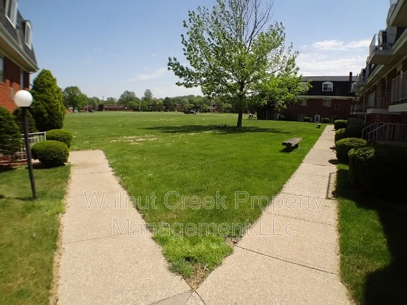 2 bed, 1.0 bath, 1006 sqft, $875 — Photo 2
