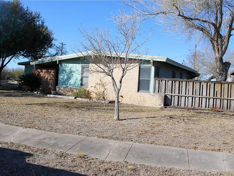 740 Santa Clara Dr — Photo 2