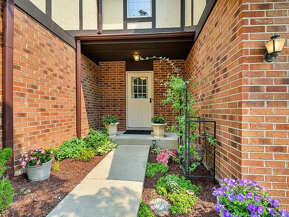 2nd image of 204 Stoneybrook Ln