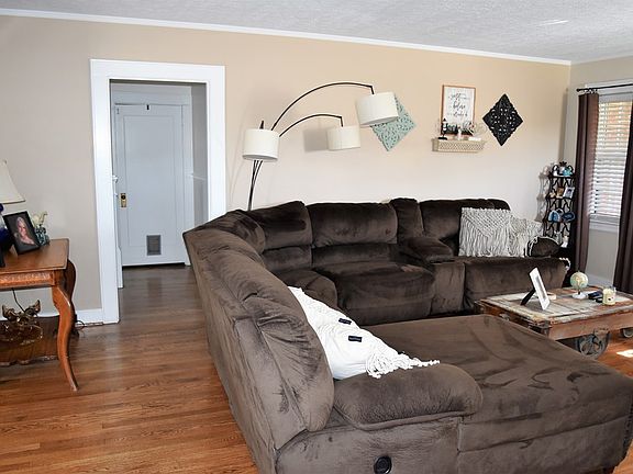 5th image of 926 W Stuart Dr