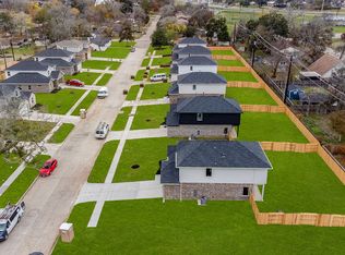 403 Magnolia Ln, Clute, TX 77531