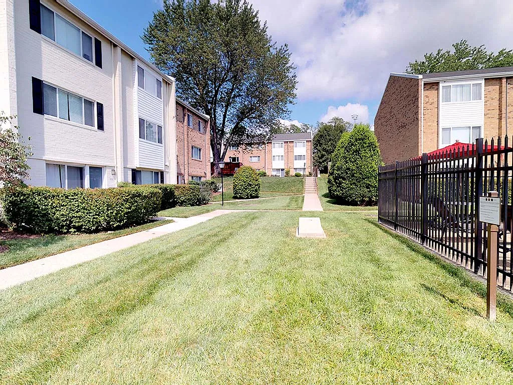 Tysons Glen Apartments and Townhomes — Photo 1
