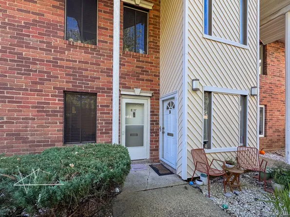 37 El Camino Ct 37, Coram, NY 11727