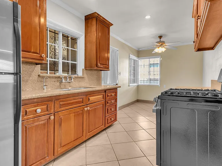 1239 W Carlton Pl — Photo 9