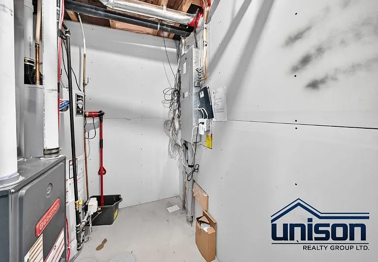 47 N Evanspark Rd NW — Photo 8