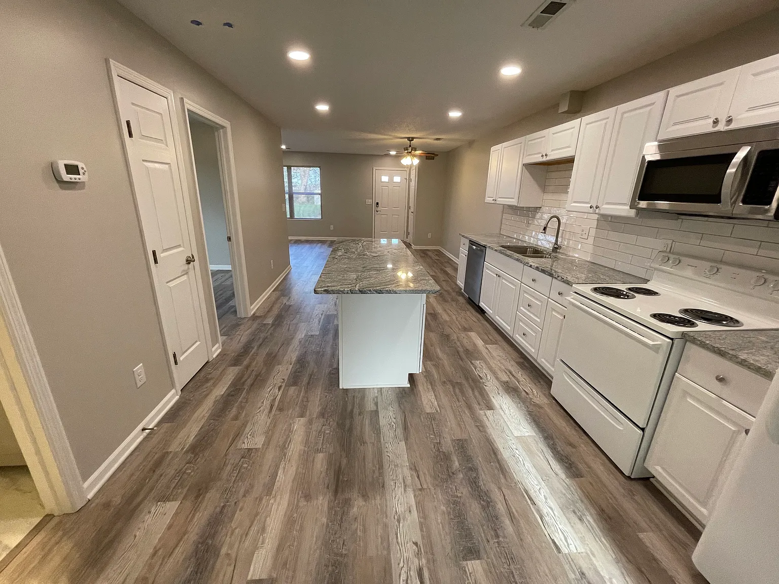 2 bed, 990 sqft, $1,450 — Photo 2