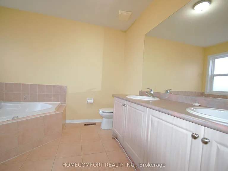 28 Deerwood Cres — Photo 15