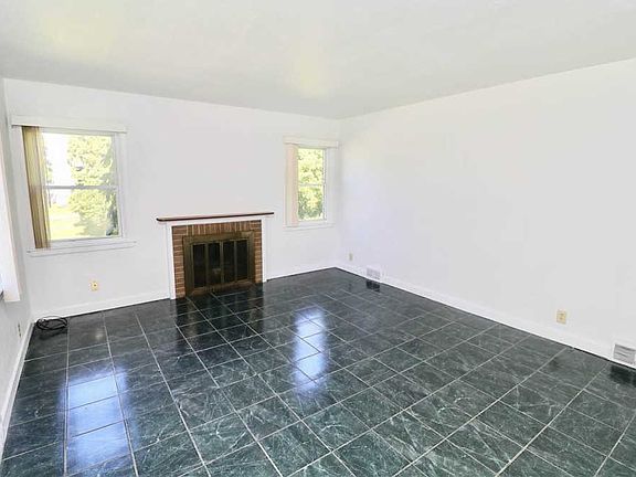 3rd image of 415 Iroquois Ave