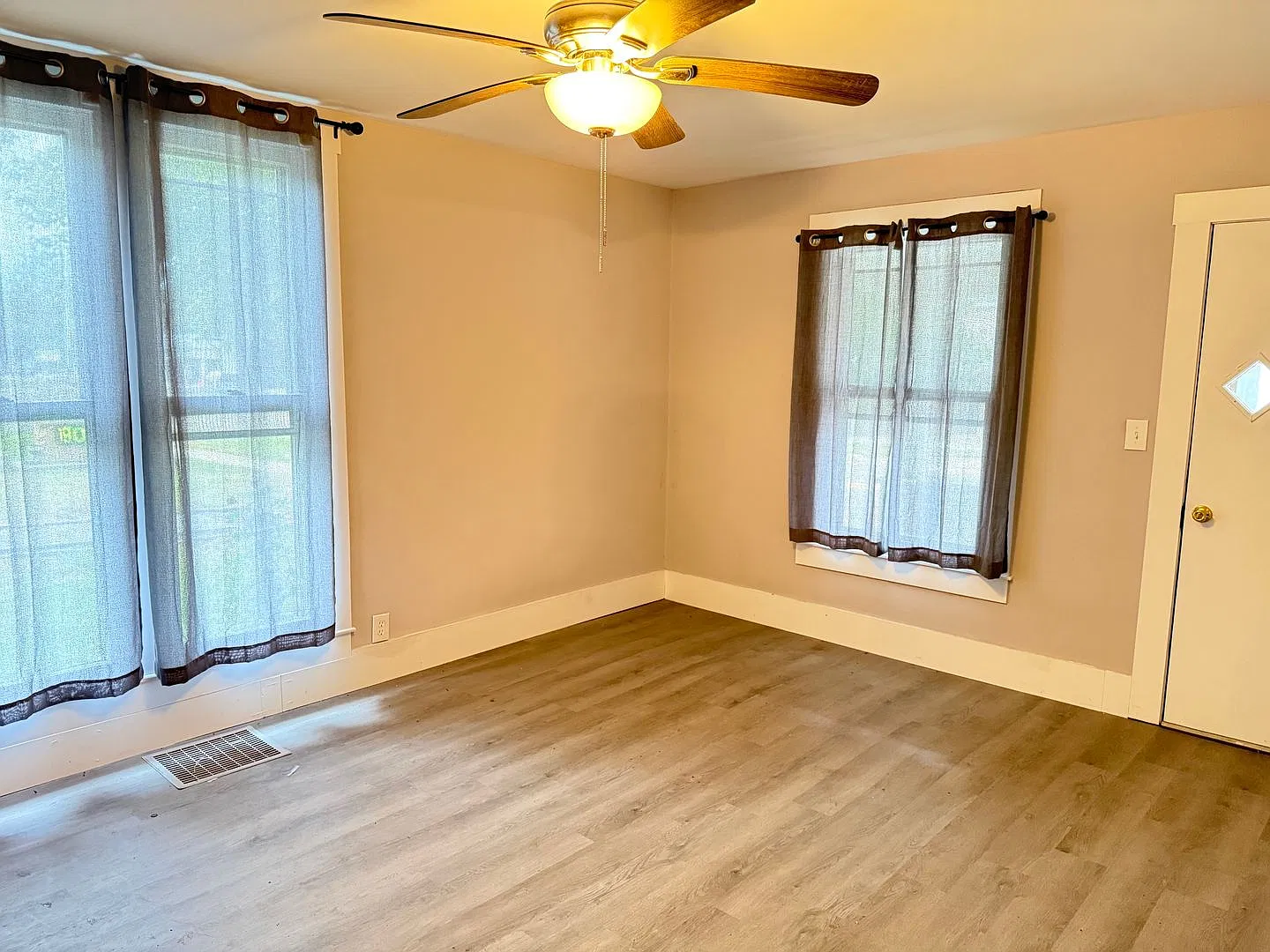 Attractive 3 BR 2 full baths house in LeRoy — Photo 3
