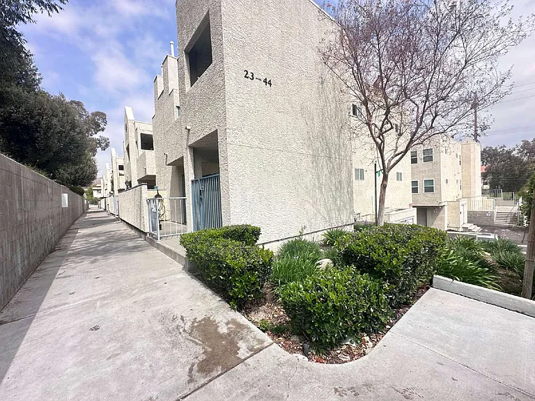 18209 Sierra Hwy — Photo 14