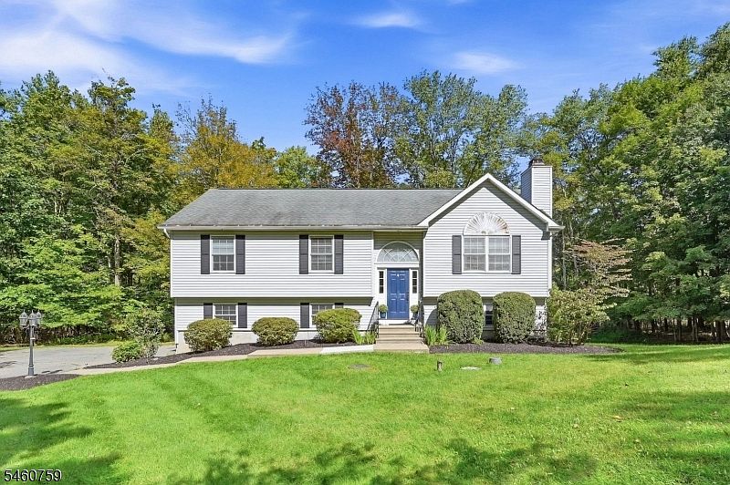 1st image of 46 Melinda Ln