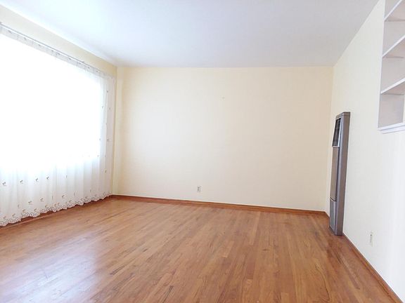 3rd image of 1062 Manhattan Ct