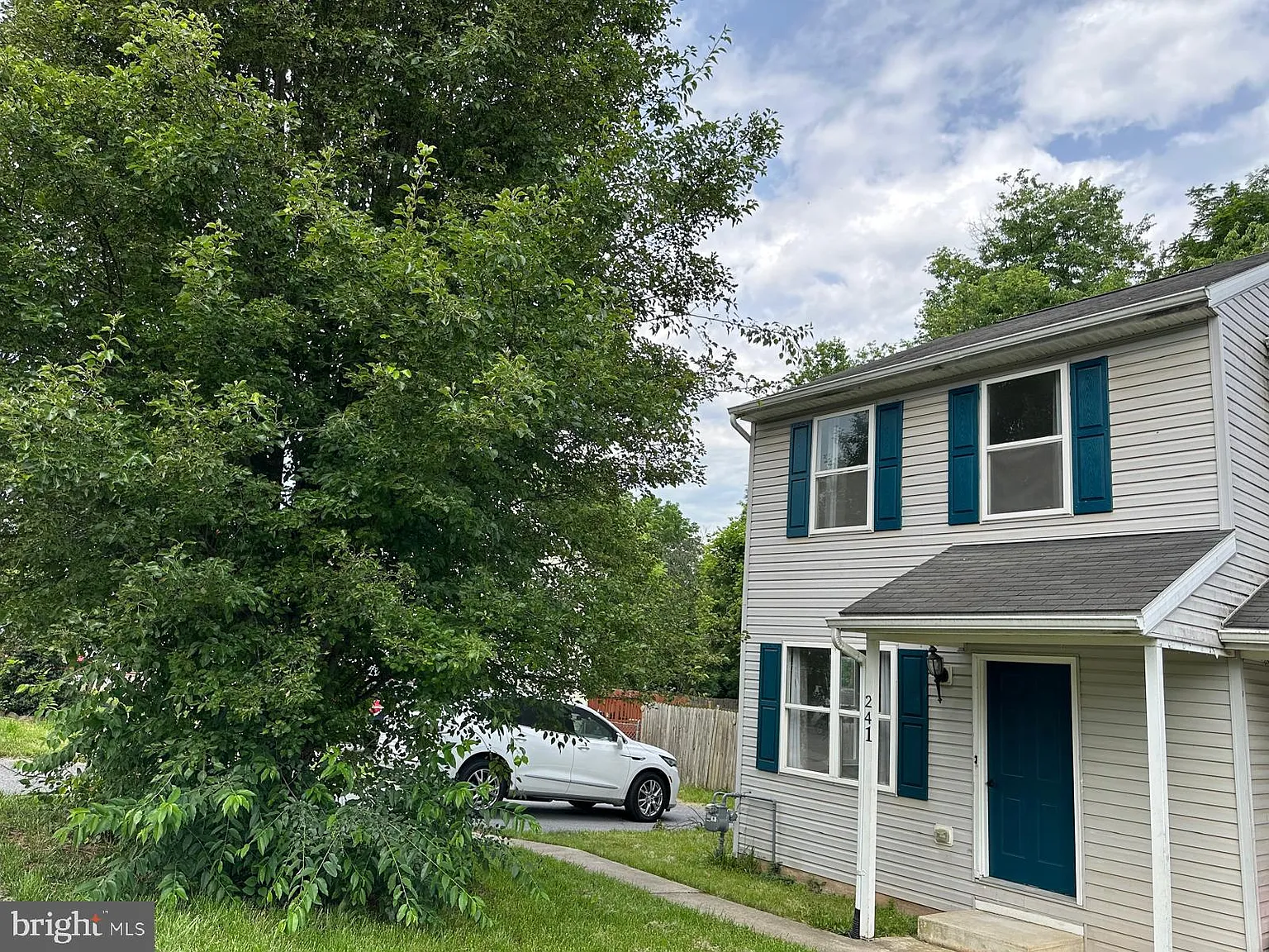 3 bed, 1.0 bath, 1008 sqft, $2,000 — Photo 3