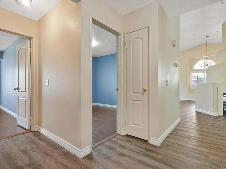 1645 W Victoria St — Photo 32