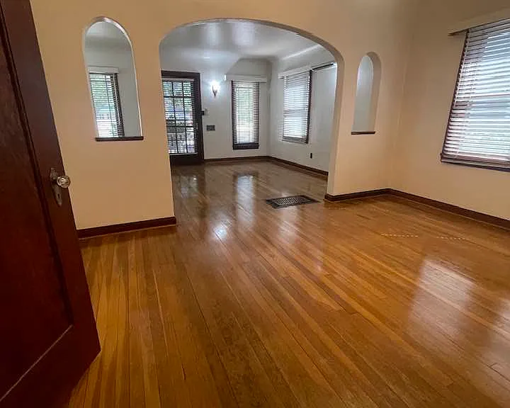 410 W Walnut St — Photo 3