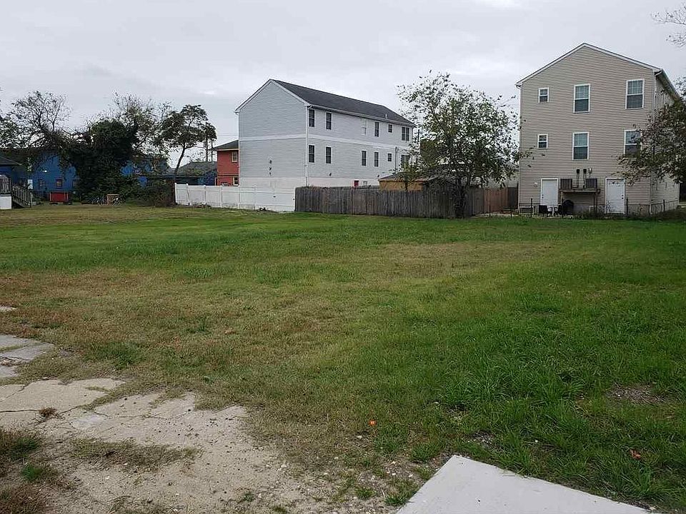 1st image of 140 W Spicer Ave