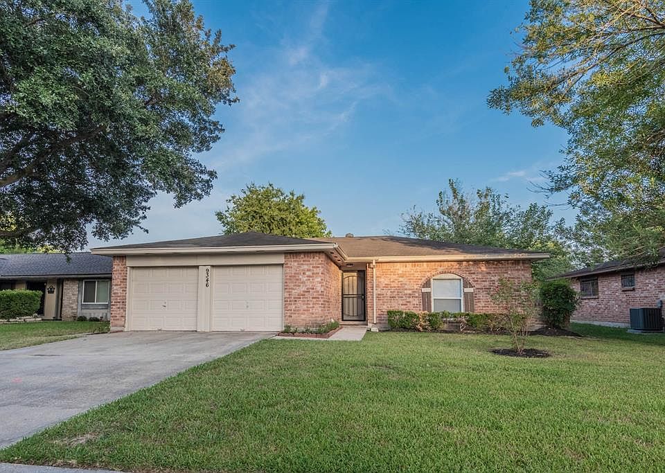 Updated home in Wildwood close to community pool and playgro