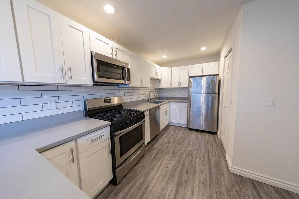 6725 E Earll Dr — Photo 2