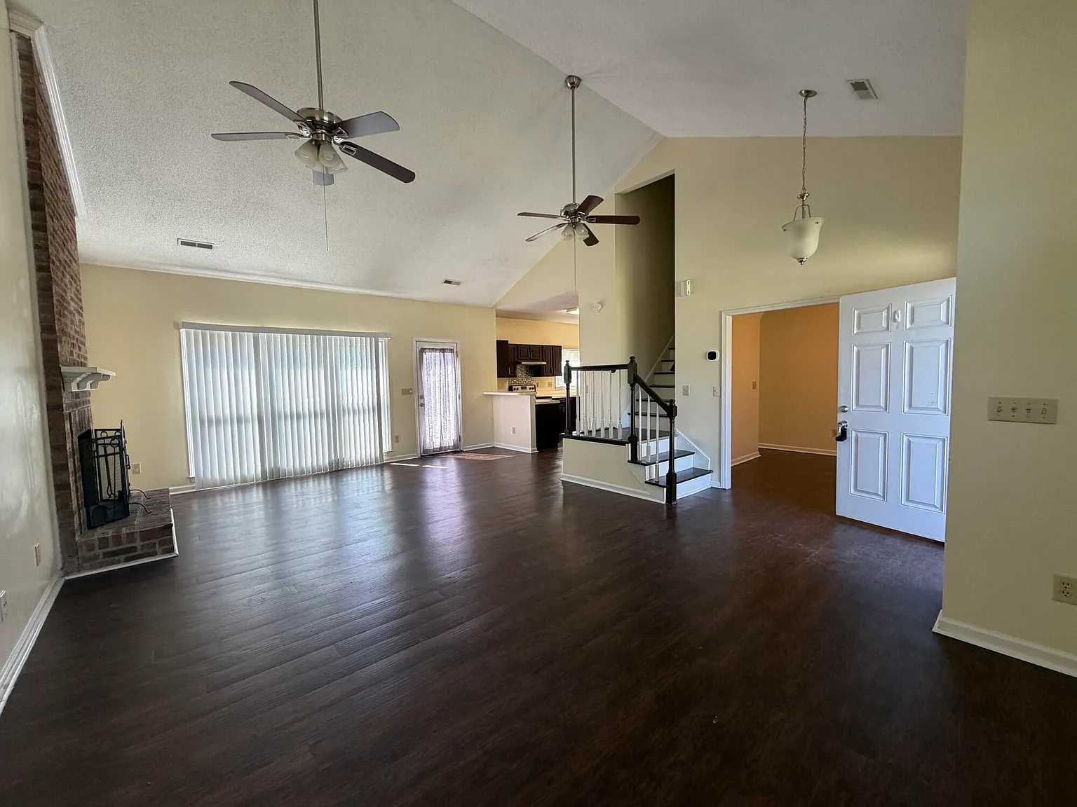 3 bed, 2.5 bath, 1867 sqft, $2,400 — Photo 3