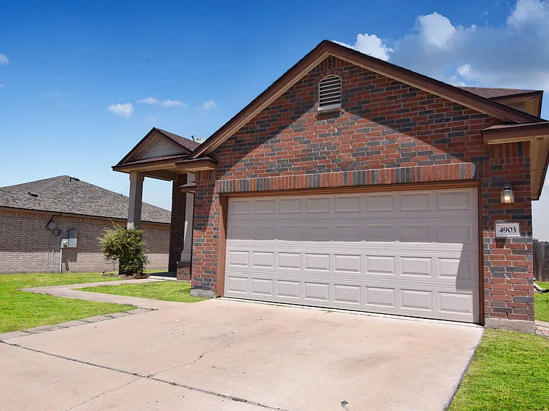 4903 Golden Gate Dr — Photo 2