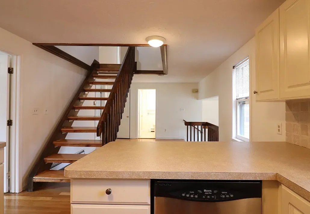 4 bed, 9999 sqft, $4,500 — Photo 1