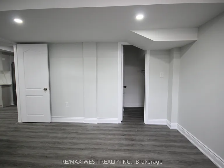 152 The Queensway #BASEMENT — Photo 12