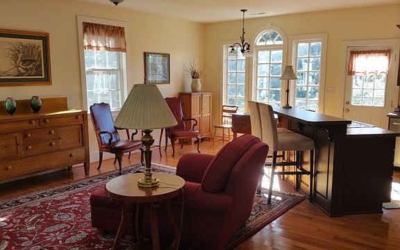 4th image of 580 Sunnyside Ln